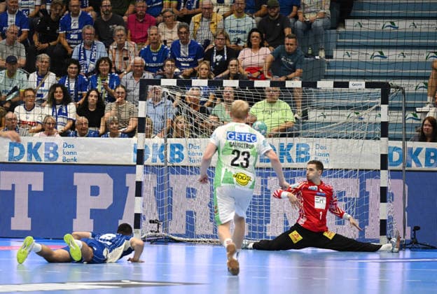 7 Meter Duell Milos Vujovic (VfL Gummersbach, 6) gegen Dominik Kuzmanovic (SC Magdeburg, 1) GER, VfL Gummersbach vs. SC Magdeburg, 1. Handball, Opel Bundesliga, VfL Gummersbach, 1. Liga, Spielzeit 2026 2027, 1. Spieltag, Schwalbe Arena, Gummersbach, 30.08.2026 GER, VfL Gummersbach vs. SC Magdeburg, 1. Handball, Opel Bundesliga, VfL Gummersbach, 1. Liga, Spielzeit 2026 2027, 1. Spieltag, Schwalbe Arena, Gummersbach, 30.08.2026 Gummersbach Copyright: xEibner-Pressefoto JuergenxAugstx EP_JAT