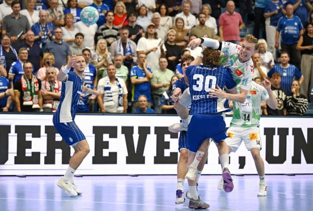 Tom Kiesler (VfL Gummersbach, 30) gegen Gisli Thorgeir Kristjansson (SC Magdeburg, 10) GER, VfL Gummersbach vs. SC Magdeburg, 1. Handball, Opel Bundesliga, VfL Gummersbach, 1. Liga, Spielzeit 2026 2027, 1. Spieltag, Schwalbe Arena, Gummersbach, 30.08.2026 GER, VfL Gummersbach vs. SC Magdeburg, 1. Handball, Opel Bundesliga, VfL Gummersbach, 1. Liga, Spielzeit 2026 2027, 1. Spieltag, Schwalbe Arena, Gummersbach, 30.08.2026 Gummersbach Copyright: xEibner-Pressefoto JuergenxAugstx EP_JAT