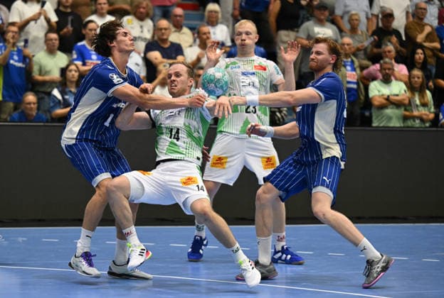 Miro Schluroff (VfL Gummersbach, 15) und Tom Kiesler (VfL Gummersbach, 30) gegen Omar Ingi Magnusson (SC Magdeburg, 14) GER, VfL Gummersbach vs. SC Magdeburg, 1. Handball, Opel Bundesliga, VfL Gummersbach, 1. Liga, Spielzeit 2026 2027, 1. Spieltag, Schwalbe Arena, Gummersbach, 30.08.2026 GER, VfL Gummersbach vs. SC Magdeburg, 1. Handball, Opel Bundesliga, VfL Gummersbach, 1. Liga, Spielzeit 2026 2027, 1. Spieltag, Schwalbe Arena, Gummersbach, 30.08.2026 Gummersbach Copyright: xEibner-Pressefoto JuergenxAugstx EP_JAT