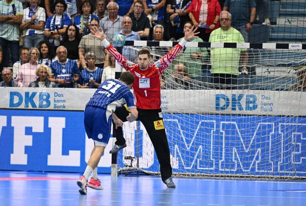 Kay Smits (VfL Gummersbach, 31) beim 7 Meter gegen den frueheren Gummersbacher Dominik Kuzmanovic (SC Magdeburg, 1) GER, VfL Gummersbach vs. SC Magdeburg, 1. Handball, Opel Bundesliga, VfL Gummersbach, 1. Liga, Spielzeit 2026 2027, 1. Spieltag, Schwalbe Arena, Gummersbach, 30.08.2026 GER, VfL Gummersbach vs. SC Magdeburg, 1. Handball, Opel Bundesliga, VfL Gummersbach, 1. Liga, Spielzeit 2026 2027, 1. Spieltag, Schwalbe Arena, Gummersbach, 30.08.2026 Gummersbach Copyright: xEibner-Pressefoto JuergenxAugstx EP_JAT