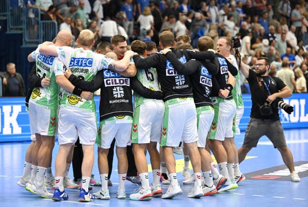 Die Mannschaft des SC Magdeburg gewinnt den Saisonauftakt der Opel Handball Bundesliga auswaerts beim VfL Gummersbach 33:31 GER, VfL Gummersbach vs. SC Magdeburg, 1. Handball, Opel Bundesliga, VfL Gummersbach, 1. Liga, Spielzeit 2026 2027, 1. Spieltag, Schwalbe Arena, Gummersbach, 30.08.2026 GER, VfL Gummersbach vs. SC Magdeburg, 1. Handball, Opel Bundesliga, VfL Gummersbach, 1. Liga, Spielzeit 2026 2027, 1. Spieltag, Schwalbe Arena, Gummersbach, 30.08.2026 Gummersbach Copyright: xEibner-Pressefoto JuergenxAugstx EP_JAT