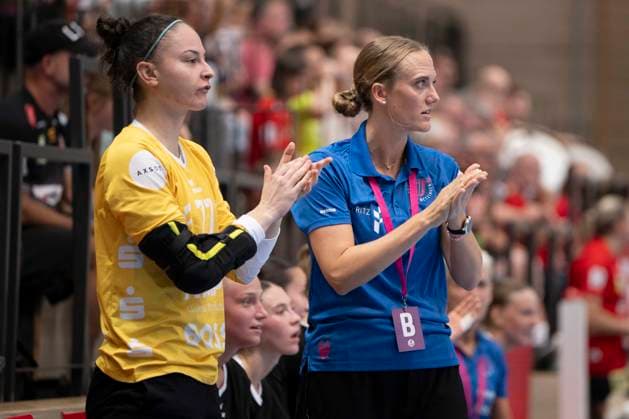Handball Bundesliga Frauen, Saison 2026 2027 SV Union Halle-Neustadt vs.TuS Metzingen Halle, Deutschland 30.August 2026: Im Bild:v.li.Torfrau Sara Suba (Metzingen) und Trainerin Mitiam Hirsch (Metzingen) Halle Saale SWH Arena Sachsen-Anhalt Deutschland