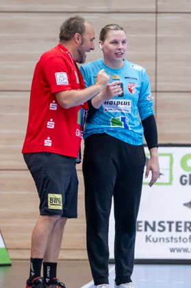 Handball Bundesliga Frauen, Saison 2026 2027 SV Union Halle-Neustadt vs.TuS Metzingen Halle, Deutschland 30.August 2026: Im Bild:v.li.Torwarttrainer Andreas Wiese (Halle) und Torhueterin Lena Schmied (Halle) Halle Saale SWH Arena Sachsen-Anhalt Deutschland