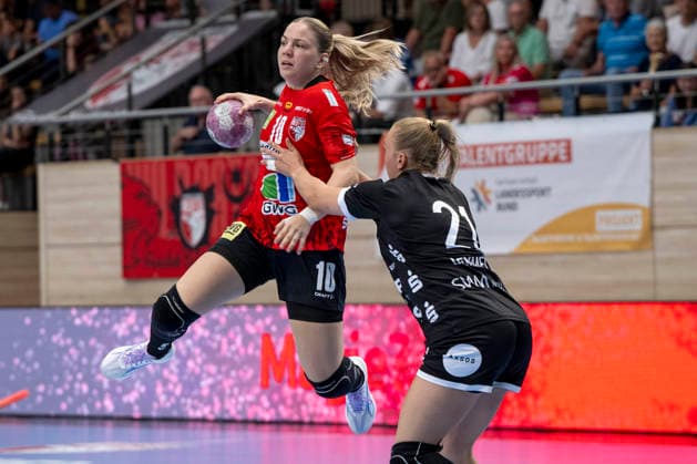 Handball Bundesliga Frauen, Saison 2026 2027 SV Union Halle-Neustadt vs.TuS Metzingen Halle, Deutschland 30.August 2026: Im Bild:v.li.Viktoria Marksteiner (Halle) und Svenja Demmel (Metzingen) Halle Saale SWH Arena Sachsen-Anhalt Deutschland