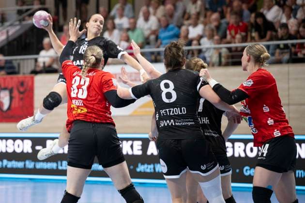 Handball Bundesliga Frauen, Saison 2026 2027 SV Union Halle-Neustadt vs.TuS Metzingen Halle, Deutschland 30.August 2026: Im Bild:v.li.Santina Sabatnig (Metzingen), Nele Wenzel (Halle), Ida Petzold (Metzingen) und Tina Wagenlader (Halle) Halle Saale SWH Arena Sachsen-Anhalt Deutschland