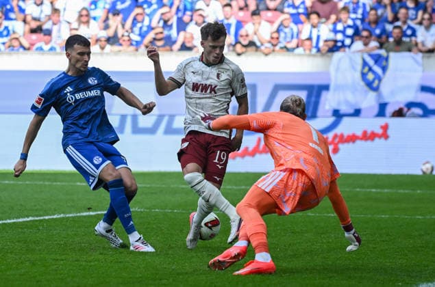 30.08.2026, xemx, Fussball 1.Bundesliga, FC Augsburg - FC Schalke 04 v.l. Robin Fellhauer (FC Augsburg), Loris Karius (FC Schalke 04) Zweikampf, Aktion, action, battle for the ball (DFL DFB REGULATIONS PROHIBIT ANY USE OF PHOTOGRAPHS as IMAGE SEQUENCES and or QUASI-VIDEO) Augsburg *** August 30, 2026, xemx, Soccer, Bundesliga 1, FC Augsburg vs. FC Schalke 04, Robin Fellhauer (FC Augsburg), Loris Karius, FC Schalke 04, tackle, action, battle for the ball. DFL and DFB regulations prohibit any use of photographs as image sequences and or quasi-video. Augsburg