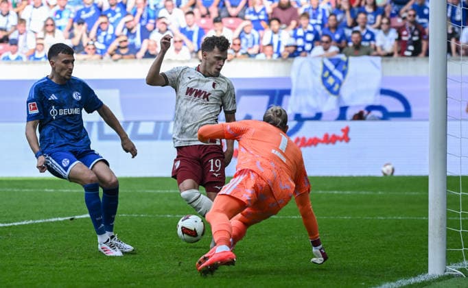 30.08.2026, xemx, Fussball 1.Bundesliga, FC Augsburg - FC Schalke 04 v.l. Robin Fellhauer (FC Augsburg), Loris Karius (FC Schalke 04) Zweikampf, Aktion, action, battle for the ball (DFL DFB REGULATIONS PROHIBIT ANY USE OF PHOTOGRAPHS as IMAGE SEQUENCES and or QUASI-VIDEO) Augsburg *** August 30, 2026, xemx, Soccer, Bundesliga 1, FC Augsburg vs. FC Schalke 04, Robin Fellhauer (FC Augsburg), Loris Karius, FC Schalke 04, tackle, action, battle for the ball. DFL and DFB regulations prohibit any use of photographs as image sequences and or quasi-video. Augsburg