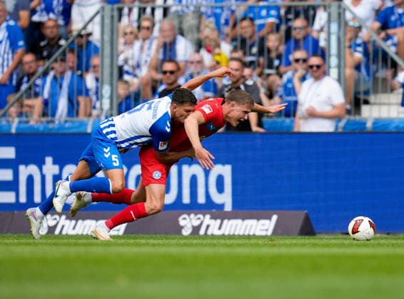 Tobias Mueller (1. FC Magdeburg, 5) im Zweikampf mit Phil Harres (Holstein Kiel, 19). GER, 1. FC Magdeburg vs Holstein Kiel, 2. Bundesliga, 3. Spieltag, Saison 2026-27, Avnet Arena, Magdeburg, 30.08.2026 DFL REGULATIONS PROHIBIT ANY USE OF PHOTOGRAPHS AS IMAGE SEQUENCES AND OR QUASI-VIDEO GER, 1. FC Magdeburg vs Holstein Kiel, 2. Bundesliga, 3. Spieltag, Saison 2026-27, 30.08.2026 Magdeburg *** Tobias Mueller, 1 FC Magdeburg, No. 5 in a tackle with Phil Harres of Holstein Kiel, 19 GER, 1 FC Magdeburg vs. Holstein Kiel, 2. Bundesliga, Matchday 3, 2026–27 season, Avnet Arena, Magdeburg, August 30, 2026 DFL regulations prohibit any use of photographs as image sequences and or quasi-video GER, 1 FC Magdeburg vs. Holstein Kiel, 2. Bundesliga, Matchday 3, 2026–27 season, August 30, 2026, Magdeburg Copyright: xEibner-Pressefoto ScottxColemanx EP_SCN