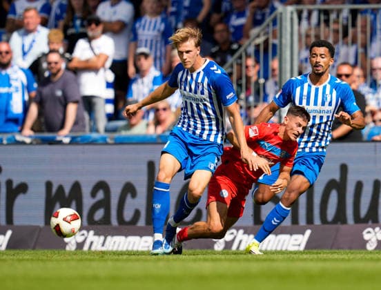 Luka-Mikael Hyrylaeinen (1. FC Magdeburg, 38) kaempft mit Adrian Kapralik (Holstein Kiel, 20) um den Ball, waehrend Emmanuel Iyoha (1. FC Magdeburg, 8) die Szene beobachtet. GER, 1. FC Magdeburg vs Holstein Kiel, 2. Bundesliga, 3. Spieltag, Saison 2026-27, Avnet Arena, Magdeburg, 30.08.2026 DFL REGULATIONS PROHIBIT ANY USE OF PHOTOGRAPHS AS IMAGE SEQUENCES AND OR QUASI-VIDEO GER, 1. FC Magdeburg vs Holstein Kiel, 2. Bundesliga, 3. Spieltag, Saison 2026-27, 30.08.2026 Magdeburg *** Luka Mikael Hyrylaeinen (1 FC Magdeburg, 38) battles Adrian Kapralik (Holstein Kiel, 20) for the ball, while Emmanuel Iyoha (1 FC Magdeburg, 8) watches the action. GER, 1 FC Magdeburg vs. Holstein Kiel, 2. Bundesliga, Matchday 3, 2026–27 season, Avnet Arena, Magdeburg, August 30, 2026. DFL regulations prohibit any use of photographs as image sequences and or quasi-video. GER, 1 FC Magdeburg vs. Holstein Kiel, 2. Bundesliga, Matchday 3, 2026–27 season, August 30, 2026, Magdeburg Copyright: xEibner-Pressefoto ScottxColemanx EP_SCN