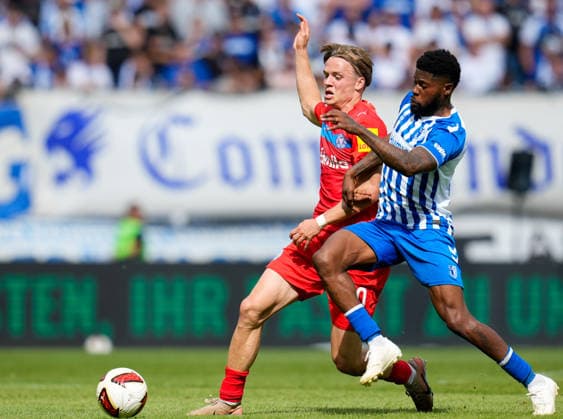 Moritz Kwarteng (1. FC Magdeburg, 10) im Zweikampf mit Jonas Therkelsen (Holstein Kiel, 10). GER, 1. FC Magdeburg vs Holstein Kiel, 2. Bundesliga, 3. Spieltag, Saison 2026-27, Avnet Arena, Magdeburg, 30.08.2026 DFL REGULATIONS PROHIBIT ANY USE OF PHOTOGRAPHS AS IMAGE SEQUENCES AND OR QUASI-VIDEO GER, 1. FC Magdeburg vs Holstein Kiel, 2. Bundesliga, 3. Spieltag, Saison 2026-27, 30.08.2026 Magdeburg *** Moritz Kwarteng, 1 FC Magdeburg, No. 10, in a tackle with Jonas Therkelsen, Holstein Kiel, No. 10 GER, 1 FC Magdeburg vs. Holstein Kiel, 2. Bundesliga, Matchday 3, 2026–27 season, Avnet Arena, Magdeburg, August 30, 2026. DFL regulations prohibit any use of photographs as image sequences and or quasi-video. GER, 1 FC Magdeburg vs. Holstein Kiel, 2. Bundesliga, Matchday 3, 2026–27 season, August 30, 2026, Magdeburg Copyright: xEibner-Pressefoto ScottxColemanx EP_SCN