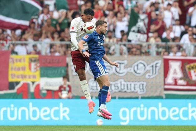 im Zweikampf, Aktion, Kopfballduell mit Noahkai Banks 40 (FC Augsburg), Adil Aouchiche 24 (FC Schalke 04), FC Augsburg vs. FC Schalke 04, Fussball, 1. Bundesliga, 1. Spieltag, 30.08.2026 DFB regulations prohibit any use of photographs as image sequences and or quasi-video Augsburg Bayern Deutschland *** One-on-one, action, header duel between Noahkai Banks (40, FC Augsburg) and Adil Aouchiche (24, FC Schalke 04), FC Augsburg vs. FC Schalke 04, soccer, Bundesliga 1, Matchday 1, August 30, 2026. DFB regulations prohibit any use of photographs as image sequences and or quasi-video. Augsburg, Bavaria, Germany Copyright: xkolbert-press ChristianxKolbertx