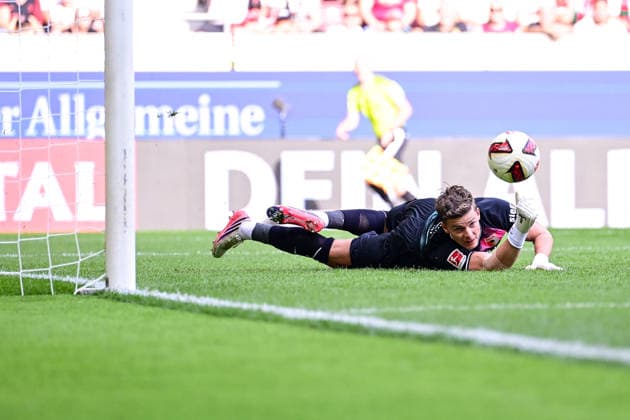 30.08.2026, Fussball, Saison 2026 2027, Bundesliga, FC Augsburg - FC Schalke 04, Finn Dahmen (FC Augsburg) schaut dem Ball hinterher xRHR-FOTO YYx *** August 30, 2026, Soccer, 2026–2027 Season, Bundesliga, FC Augsburg vs. FC Schalke 04, Finn Dahmen of FC Augsburg watches the ball fly by xRHR PHOTO YYx Copyright: KROEGER RHR-FOTOx RHR-FOTO YY
