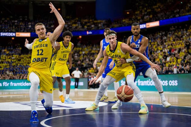 260830 Ludvig Hakanson, Kenny Pohto and Pelle Larsson of Sweden during the FIBA World Cup Qualifier basketball game between Sweden and France on August 30, 2026 in Stockholm. Photo: Joel Marklund BILDBYRAN kod JM JM0848 bbeng basket basketball vm-kval fiba world cup qualifiers sverige sweden frankrike france Copyright: JOELxMARKLUND BB260830JM024