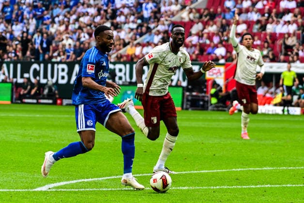 30.08.2026, GER, Fußball, Herren, 1. Bundesliga, FC Augsburg vs FC Schalke 04 Moussa Sylla (Schalke, 9), Chrislain Matsima (FC Augsburg, 5) Augsburg WWK-Arena Bayern Deutschland *** August 30, 2026, GER, Soccer, Men s, Bundesliga 1, FC Augsburg vs. FC Schalke 04 Moussa Sylla (Schalke), 9, Chrislain Matsima (FC Augsburg), 5 Augsburg WWK Arena Bavaria, Germany Copyright: xNordphotox xHafnerx