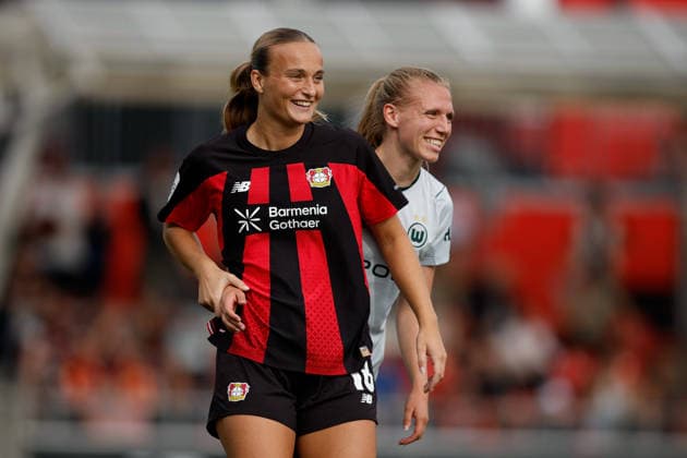 Fußball I Frauen I Bundesliga I Saison 2026-2027 I 2. Spieltag I Bayer 04 Leverkusen - VfL Wolfsburg I 30.08.2026 Lobke Loonen (18, Bayer 04 Leverkusen) und Lieske Carleer (3, VfL Wolfsburg) lachen zusammen Leverkusen Ulrich-Haberland-Stadion Niedersachsen Deutschland *** Soccer I Women s I Bundesliga I 2026–2027 Season I Matchday 2 I Bayer 04 Leverkusen vs. VfL Wolfsburg I August 30, 2026 Lobke Loonen 18, Bayer 04 Leverkusen, and Lieske Carleer 3, VfL Wolfsburg celebrate together at the Ulrich Haberland Stadium in Leverkusen, Lower Saxony, Germany Copyright: xLobeca CedricxSiefkerx