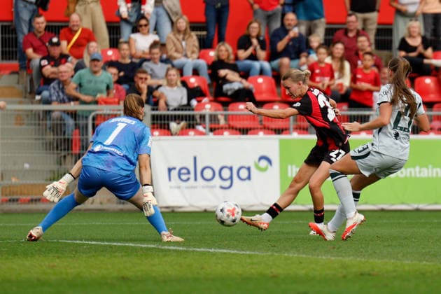 Fußball I Frauen I Bundesliga I Saison 2026-2027 I 2. Spieltag I Bayer 04 Leverkusen - VfL Wolfsburg I 30.08.2026 Marlene Müller (27, Bayer 04 Leverkusen) schießt auf das Tor, aber scheitert an Stina Johannes (1, VfL Wolfsburg) Leverkusen Ulrich-Haberland-Stadion Niedersachsen Deutschland *** Soccer I Women s I Bundesliga I 2026–2027 Season I Matchday 2 I Bayer 04 Leverkusen vs. VfL Wolfsburg I August 30, 2026 Marlene Müller 27, Bayer 04 Leverkusen takes a shot on goal but is denied by Stina Johannes 1, VfL Wolfsburg at Ulrich Haberland Stadium in Lower Saxony, Germany Copyright: xLobeca CedricxSiefkerx