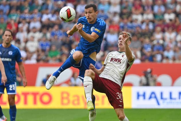 Ron SCHALLENBERG (FC Schalke 04), Aktion,Zweikampf gegen Anton KADE (FC Augsburg). Fussball 1. Bundesliga Saison 2026 2027, 1.Spieltag, Spieltag01, FC Augsburg - FC Schalke 04 am 30.08.2026 , WWK A R E N A. *** Ron SCHALLENBERG, FC Schalke 04, Action, Tackle against Anton KADE, FC Augsburg, Soccer, Bundesliga, 2026–2027 Season, Matchday 1, Matchday 01, FC Augsburg vs. FC Schalke 04 on August 30, 2026, WWK Arena