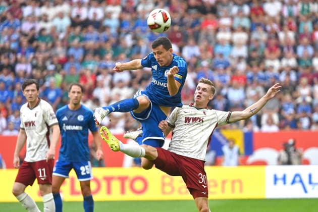 Ron SCHALLENBERG (FC Schalke 04), Aktion,Zweikampf gegen Anton KADE (FC Augsburg). Fussball 1. Bundesliga Saison 2026 2027, 1.Spieltag, Spieltag01, FC Augsburg - FC Schalke 04 am 30.08.2026 , WWK A R E N A. *** Ron SCHALLENBERG, FC Schalke 04, Action, Tackle against Anton KADE, FC Augsburg, Soccer, Bundesliga, 2026–2027 Season, Matchday 1, Matchday 01, FC Augsburg vs. FC Schalke 04 on August 30, 2026, WWK Arena