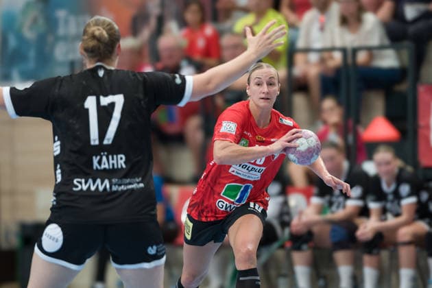 Charlotte Kähr (Tussies, 17), Lea Gruber (Halle, 19), SV Union Halle-Neustadt vs. TuS Metzingen, 1. Handball Bundesliga Frauen, Saison 2026 27, 30.08.2026 Halle SWH Arena Sachsen-Anhalt Deutschland