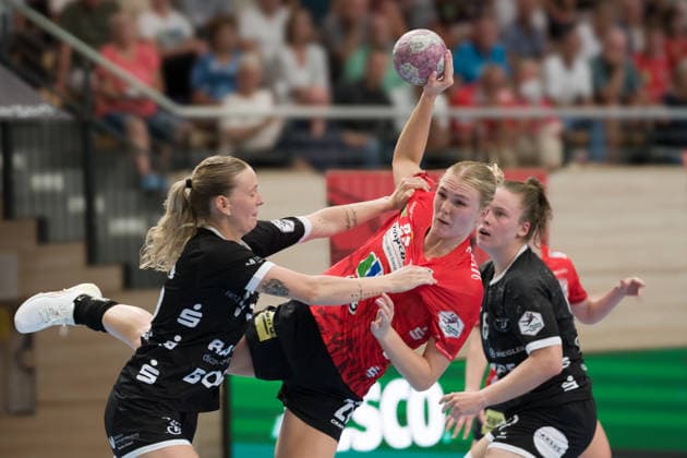 Charlotte Cholevova (Tussies, 96), Lynn Holtmann (Halle, 27), tus8, SV Union Halle-Neustadt vs. TuS Metzingen, 1. Handball Bundesliga Frauen, Saison 2026 27, 30.08.2026 Halle SWH Arena Sachsen-Anhalt Deutschland