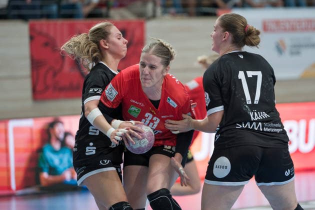 Johanna Farkas (Tussies, 19), Nele Wenzel (Halle, 33), Charlotte Kähr (Tussies, 17), SV Union Halle-Neustadt vs. TuS Metzingen, 1. Handball Bundesliga Frauen, Saison 2026 27, 30.08.2026 Halle SWH Arena Sachsen-Anhalt Deutschland