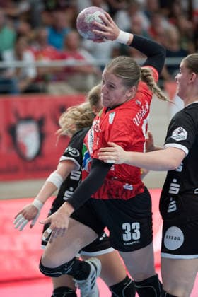 Johanna Farkas (Tussies, 19), Nele Wenzel (Halle, 33), Charlotte Kähr (Tussies, 17), SV Union Halle-Neustadt vs. TuS Metzingen, 1. Handball Bundesliga Frauen, Saison 2026 27, 30.08.2026 Halle SWH Arena Sachsen-Anhalt Deutschland