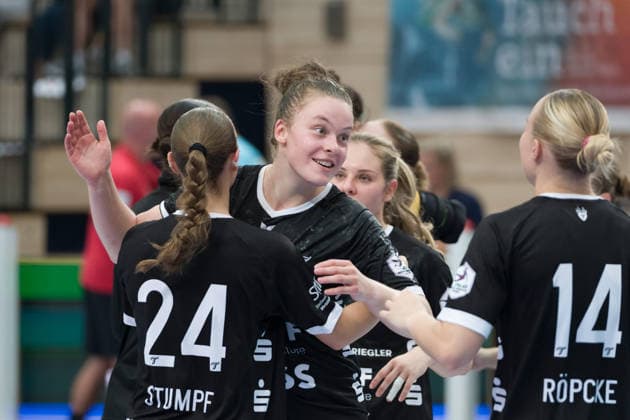 Tussies feiern ihren Auswärtssieg, 30:32, SV Union Halle-Neustadt vs. TuS Metzingen, 1. Handball Bundesliga Frauen, Saison 2026 27, 30.08.2026 Halle SWH Arena Sachsen-Anhalt Deutschland