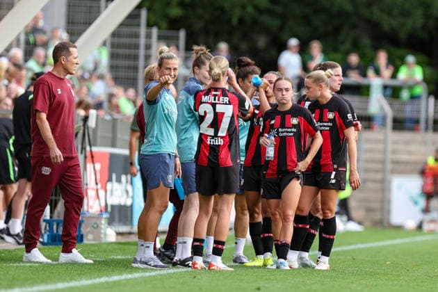 30.08.2026, GER, Fussball, Frauen, Google-Pixel Frauen- Bundesliga , Saison 2026 2027, Bayer 04 Leverkusen - VfL Wolfsburg die Spielerinnen von Bayer 04 Leverkusen trinken Leverkusen Ulrich-Haberland-Stadion Nordrhein-Westfalen Deutschland *** August 30, 2026, GER, Soccer, Women s, Google Pixel Women s Bundesliga, 2026–2027 Season, Bayer 04 Leverkusen vs. VfL Wolfsburg; the Bayer 04 Leverkusen players are drinking at the Ulrich Haberland Stadium in Leverkusen, North Rhine-Westphalia, Germany Copyright: xAdrianxSchlüterx