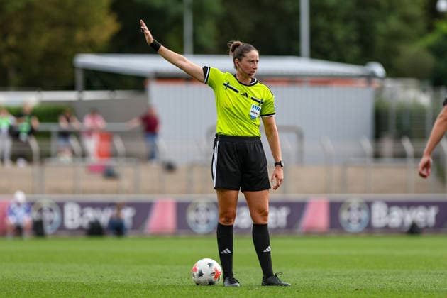 30.08.2026, GER, Fussball, Frauen, Google-Pixel Frauen- Bundesliga , Saison 2026 2027, Bayer 04 Leverkusen - VfL Wolfsburg Schiedsrichterin Franziska Wildfeuer gestikuliert, Gestik Leverkusen Ulrich-Haberland-Stadion Nordrhein-Westfalen Deutschland *** August 30, 2026, GER, Soccer, Women, Google Pixel Women s Bundesliga, 2026–2027 Season, Bayer 04 Leverkusen vs. VfL Wolfsburg; Referee Franziska Wildfeuer gestures; Gestures at the Ulrich Haberland Stadium in Leverkusen, North Rhine-Westphalia, Germany Copyright: xAdrianxSchlüterx