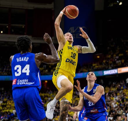 260830 Viktor Gaddefors of Sweden and Jaylen Hoard and Terry Tarpey of France during the FIBA World Cup Qualifier basketball game between Sweden and France on August 30, 2026 in Stockholm. Photo: Joel Marklund BILDBYRAN kod JM JM0848 bbeng basket basketball vm-kval fiba world cup qualifiers sverige sweden frankrike france Copyright: JOELxMARKLUND BB260830JM027