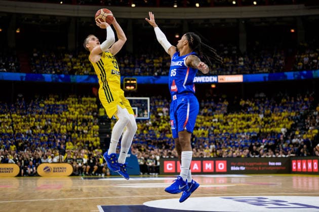 260830 Ludvig Hakanson of Sweden and Matthew Strazel of France during the FIBA World Cup Qualifier basketball game between Sweden and France on August 30, 2026 in Stockholm. Photo: Joel Marklund BILDBYRAN kod JM JM0848 bbeng basket basketball vm-kval fiba world cup qualifiers sverige sweden frankrike france Copyright: JOELxMARKLUND BB260830JM028