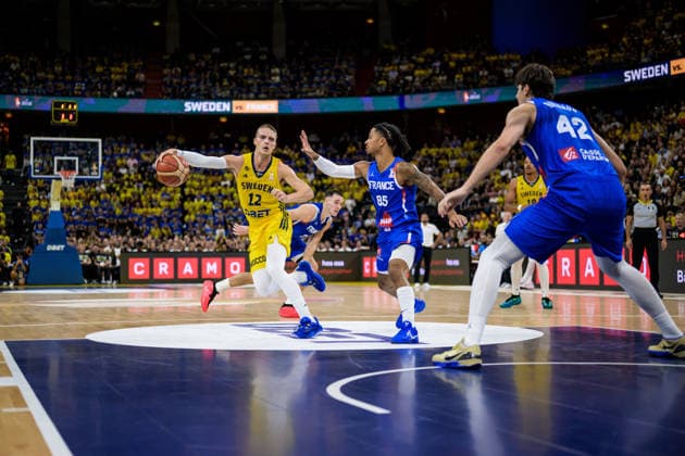260830 Ludvig Hakanson of Sweden and Matthew Strazel of France during the FIBA World Cup Qualifier basketball game between Sweden and France on August 30, 2026 in Stockholm. Photo: Joel Marklund BILDBYRAN kod JM JM0848 bbeng basket basketball vm-kval fiba world cup qualifiers sverige sweden frankrike france Copyright: JOELxMARKLUND BB260830JM029