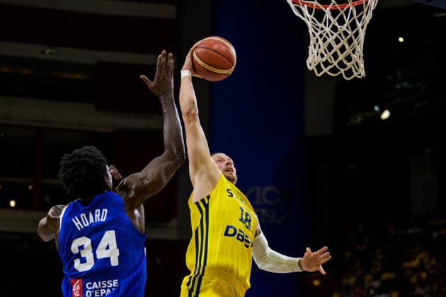 260830 Viktor Gaddefors of Sweden and Jaylen Hoard of France during the FIBA World Cup Qualifier basketball game between Sweden and France on August 30, 2026 in Stockholm. Photo: Joel Marklund BILDBYRAN kod JM JM0848 bbeng basket basketball vm-kval fiba world cup qualifiers sverige sweden frankrike france Copyright: JOELxMARKLUND BB260830JM030
