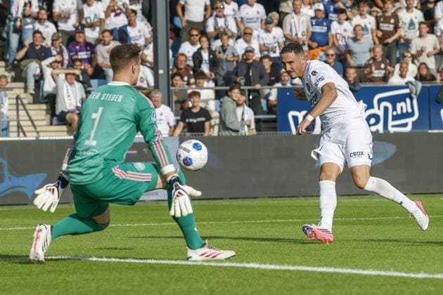 VELSEN, 30-08-2026 , BUKO Stadium , season 2026 2027 , Dutch Eredivisie football , match between Telstar and Ajax , picture shows Telstar player Rui Mendes and Ajax goalkeeper Marc Andre ter Stegen Telstar - Ajax  x206252109x Copyright: