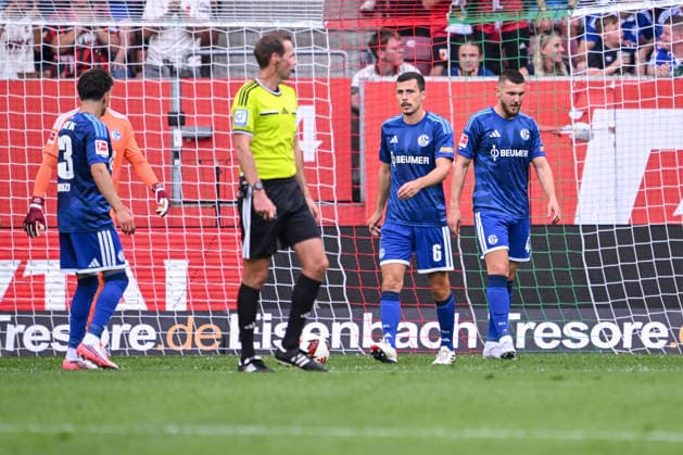 30.08.2026, Fussball, Saison 2026 2027, Bundesliga, FC Augsburg - FC Schalke 04, Michael Gregoritsch (FC Augsburg) freut sich über das Tor zum 1:0, Ron Schallenberg (FC Schalke 04), Hasan Kurucay (FC Schalke 04) xRHR-FOTO YYx *** August 30, 2026, Soccer, 2026–2027 season, Bundesliga, FC Augsburg vs. FC Schalke 04, Michael Gregoritsch (FC Augsburg) celebrates the 1–0 goal, Ron Schallenberg (FC Schalke 04), Hasan Kurucay (FC Schalke 04) xRHR PHOTO YYx Copyright: KROEGER RHR-FOTOx RHR-FOTO YY