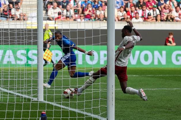 Chrislain Matsima 5 (FC Augsburg) rettet auf der Linie vor Moussa Sylla 9 (FC Schalke 04), FC Augsburg vs. FC Schalke 04, Fussball, Maenner, Bundesliga, Saison 2026 2027, Hinrunde, 1. Spieltag, 30.08.2026 DFB regulations prohibit any use of photographs as image sequences and or quasi-video Augsburg Bayern Deutschland *** Chrislain Matsima (5, FC Augsburg) makes a save on the goal line against Moussa Sylla (9, FC Schalke 04), FC Augsburg vs. FC Schalke 04, Soccer, Men, Bundesliga, 2026–2027 Season, First Half of the Season, Matchday 1, August 30, 2026. DFB regulations prohibit any use of photographs as image sequences and or quasi-video. Augsburg, Bavaria, Germany Copyright: xkolbert-press MartinxAgüerax
