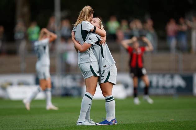 Fußball I Frauen I Bundesliga I Saison 2026-2027 I 2. Spieltag I Bayer 04 Leverkusen - VfL Wolfsburg I 30.08.2026 Lieske Carleer (3, VfL Wolfsburg) und Thea Bjelde (2, VfL Wolfsburg) Umarmen sich nach Abpfiff und freuen sich über den Sieg. Leverkusen Ulrich-Haberland-Stadion Niedersachsen Deutschland *** Soccer Women s Bundesliga 2026–2027 Season Matchday 2 Bayer 04 Leverkusen vs. VfL Wolfsburg August 30, 2026 Lieske Carleer 3, VfL Wolfsburg and Thea Bjelde (2, VfL Wolfsburg) hug each other after the final whistle and celebrate the victory at Leverkusen’s Ulrich Haberland Stadium in Lower Saxony, Germany Copyright: xLobeca CedricxSiefkerx
