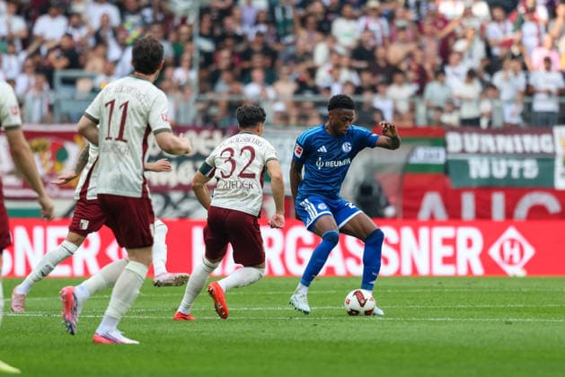 Junior Adamu (FC Schalke 04, 20) mit Ball mit Fabian Rieder (FC Augsburg, 32), GER, FC Augsburg vs. FC Schalke 04, Fussball, Bundesliga, 1. Spieltag, Saison 2026 2027, 30.08.2026, DFL DFB REGULATIONS PROHIBIT ANY USE OF PHOTOGRAPHS as IMAGE SEQUENCES and or QUASI-VIDEO, GER, FC Augsburg vs. FC Schalke 04, Fussball, Bundesliga, 1. Spieltag, Saison 2026 2027, 30.08.2026 Augsburg *** Junior Adamu (FC Schalke 04), 20, with the ball alongside Fabian Rieder (FC Augsburg), 32, GER, FC Augsburg vs. FC Schalke 04, soccer, Bundesliga, Matchday 1, 2026–2027 season, August 30, 2026, DFL and DFB regulations prohibit any use of photographs as image sequences and or quasi-video, GER, FC Augsburg vs. FC Schalke 04, Soccer, Bundesliga, Matchday 1, 2026–2027 Season, August 30, 2026, Augsburg Copyright: xEibner-Pressefoto JennixMaulx EP_JML