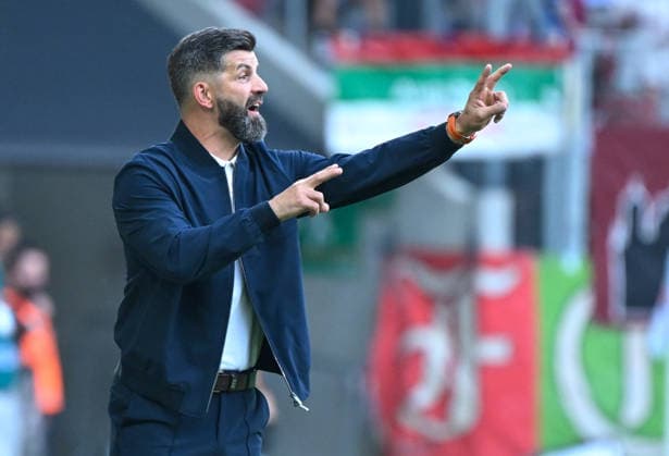 30.08.2026, xemx, Fussball 1.Bundesliga, FC Augsburg - FC Schalke 04 v.l. Cheftrainer Miro Muslic (FC Schalke 04) gibt Anweisungen, gestikuliert mit den Armen, gesticulate, gives instructions (DFL DFB REGULATIONS PROHIBIT ANY USE OF PHOTOGRAPHS as IMAGE SEQUENCES and or QUASI-VIDEO) Augsburg *** August 30, 2026, xemx, Soccer, Bundesliga 1, FC Augsburg vs. FC Schalke 04; Head Coach Miro Muslic of FC Schalke 04 gives instructions, gesturing with his arms, gives instructions DFL DFB REGULATIONS PROHIBIT ANY USE OF PHOTOGRAPHS as IMAGE SEQUENCES and or QUASI-VIDEO Augsburg