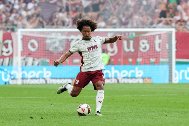 Han-Noah Massengo (FC Augsburg, 04) beim Freistoss, GER, FC Augsburg vs. FC Schalke 04, Fussball, Bundesliga, 1. Spieltag, Saison 2026 2027, 30.08.2026, DFL DFB REGULATIONS PROHIBIT ANY USE OF PHOTOGRAPHS as IMAGE SEQUENCES and or QUASI-VIDEO, GER, FC Augsburg vs. FC Schalke 04, Fussball, Bundesliga, 1. Spieltag, Saison 2026 2027, 30.08.2026 Augsburg *** Han Noah Massengo, FC Augsburg, No. 04 taking a free kick, GER, FC Augsburg vs. FC Schalke 04, Soccer, Bundesliga, Matchday 1, 2026–2027 Season, August 30, 2026, DFL and DFB regulations prohibit any use of photographs as image sequences and or quasi-video, GER, FC Augsburg vs. FC Schalke 04, soccer, Bundesliga, Matchday 1, 2026–2027 season, August 30, 2026, Augsburg Copyright: xEibner-Pressefoto JennixMaulx EP_JML