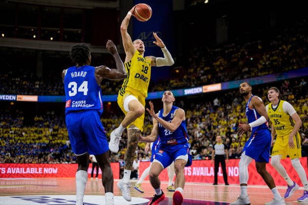 260830 Viktor Gaddefors of Sweden and Jaylen Hoard and Terry Tarpey of France during the FIBA World Cup Qualifier basketball game between Sweden and France on August 30, 2026 in Stockholm. Photo: Joel Marklund BILDBYRAN kod JM JM0848 bbeng basket basketball vm-kval fiba world cup qualifiers sverige sweden frankrike france Copyright: JOELxMARKLUND BB260830JM032