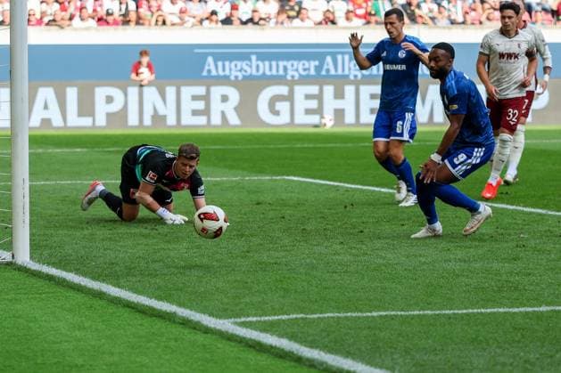 Finn Dahmen 1 (FC Augsburg) rettet mit einer Glanzparade den Kopfball von Ron Schallenberg 6 (FC Schalke 04), FC Augsburg vs. FC Schalke 04, Fussball, Maenner, Bundesliga, Saison 2026 2027, Hinrunde, 1. Spieltag, 30.08.2026 DFB regulations prohibit any use of photographs as image sequences and or quasi-video Augsburg Bayern Deutschland *** Finn Dahmen (1 FC Augsburg) makes a spectacular save on a header by Ron Schallenberg (6 FC Schalke 04), FC Augsburg vs. FC Schalke 04, Soccer, Men, Bundesliga, 2026–2027 Season, First Half of the Season, Matchday 1, August 30, 2026. DFB regulations prohibit any use of photographs as image sequences and or quasi-video. Augsburg, Bavaria, Germany Copyright: xkolbert-press MartinxAgüerax