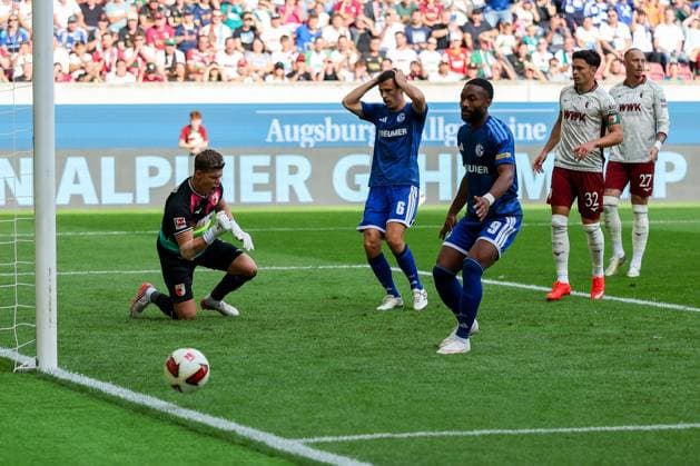Finn Dahmen 1 (FC Augsburg) rettet mit einer Glanzparade den Kopfball von Ron Schallenberg 6 (FC Schalke 04), FC Augsburg vs. FC Schalke 04, Fussball, Maenner, Bundesliga, Saison 2026 2027, Hinrunde, 1. Spieltag, 30.08.2026 DFB regulations prohibit any use of photographs as image sequences and or quasi-video Augsburg Bayern Deutschland *** Finn Dahmen (1 FC Augsburg) makes a spectacular save on a header by Ron Schallenberg (6 FC Schalke 04), FC Augsburg vs. FC Schalke 04, Soccer, Men, Bundesliga, 2026–2027 Season, First Half of the Season, Matchday 1, August 30, 2026. DFB regulations prohibit any use of photographs as image sequences and or quasi-video. Augsburg, Bavaria, Germany Copyright: xkolbert-press MartinxAgüerax
