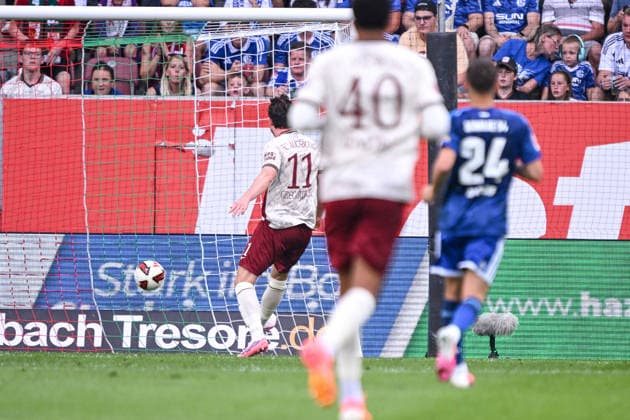 30.08.2026, Fussball, Saison 2026 2027, Bundesliga, FC Augsburg - FC Schalke 04, Michael Gregoritsch (FC Augsburg) erzielt das Tor zum 1:0, xRHR-FOTO YYx *** August 30, 2026, Soccer, 2026–2027 Season, Bundesliga, FC Augsburg vs. FC Schalke 04, Michael Gregoritsch of FC Augsburg scores the goal to make it 1–0, xRHR PHOTO YYx Copyright: KROEGER RHR-FOTOx RHR-FOTO YY