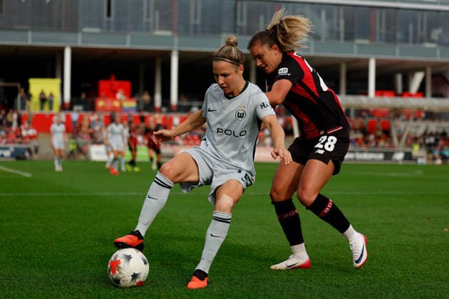 Fußball I Frauen I Bundesliga I Saison 2026-2027 I 2. Spieltag I Bayer 04 Leverkusen - VfL Wolfsburg I 30.08.2026 Svenja Huth (10, VfL Wolfsburg) und Paulina Tomasiak (28, Bayer 04 Leverkusen) im Zweikampf Leverkusen Ulrich-Haberland-Stadion Niedersachsen Deutschland *** Soccer I Women s I Bundesliga I 2026–2027 Season I Matchday 2 I Bayer 04 Leverkusen vs. VfL Wolfsburg I August 30, 2026 Svenja Huth 10, VfL Wolfsburg and Paulina Tomasiak 28, Bayer 04 Leverkusen in a tackle at the Ulrich Haberland Stadium in Leverkusen, Lower Saxony, Germany Copyright: xLobeca CedricxSiefkerx