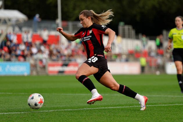 Fußball I Frauen I Bundesliga I Saison 2026-2027 I 2. Spieltag I Bayer 04 Leverkusen - VfL Wolfsburg I 30.08.2026 Paulina Tomasiak (28, Bayer 04 Leverkusen) dribbelt mit dem Ball, Dynamisch Freisteller, Nahaufnahme, Porträt, Portrait, Einzelfoto, Einzelbild, Körper Leverkusen Ulrich-Haberland-Stadion Niedersachsen Deutschland *** Soccer I Women s I Bundesliga I 2026–2027 Season I Matchday 2 I Bayer 04 Leverkusen vs. VfL Wolfsburg I August 30, 2026 Paulina Tomasiak 28, Bayer 04 Leverkusen dribbling the ball, dynamic action shot, close-up, portrait, single photo, single frame, body, Leverkusen, Ulrich Haberland Stadium, Lower Saxony, Germany Copyright: xLobeca CedricxSiefkerx