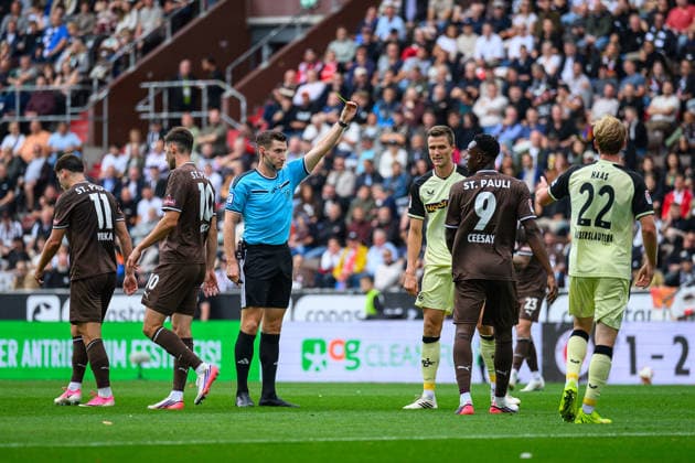Fußball I Saison 2026-2027 I 2. Bundesliga I 3. Spieltag I FC St. Pauli - 1. FC Kaiserslautern I 30.08.2026 Eric Weisbach (Schiedsrichter), Hamburg Millerntor-Stadion Hamburg Deutschland *** Soccer I 2026–2027 Season I 2. Bundesliga I Matchday 3 I FC St. Pauli vs. FC Kaiserslautern I August 30, 2026 Eric Weisbach, Referee, Millerntor Stadium, Hamburg, Germany Copyright: xLobecax xHenningxRohlfsx