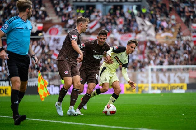 Fußball I Saison 2026-2027 I 2. Bundesliga I 3. Spieltag I FC St. Pauli - 1. FC Kaiserslautern I 30.08.2026 David Nemeth (4, FC St. Pauli), Branimir Hrgota (10, FC St. Pauli), Mario Sauer (21, 1. FC Kaiserslautern) Hamburg Millerntor-Stadion Hamburg Deutschland *** Soccer 2026–2027 Season 2. Bundesliga Matchday 3 FC St. Pauli vs. 1. FC Kaiserslautern August 30, 2026 David Nemeth 4, FC St. Pauli, Branimir Hrgota 10, FC St. Pauli, Mario Sauer 21, 1. FC Kaiserslautern, Millerntor Stadium, Hamburg, Germany Copyright: xLobecax xHenningxRohlfsx