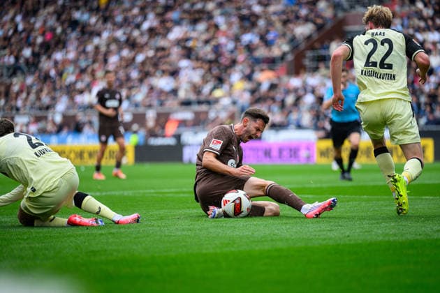 Fußball I Saison 2026-2027 I 2. Bundesliga I 3. Spieltag I FC St. Pauli - 1. FC Kaiserslautern I 30.08.2026 Mario Sauer (21, 1. FC Kaiserslautern), Branimir Hrgota (10, FC St. Pauli), Mika Haas (22, 1. FC Kaiserslautern) Hamburg Millerntor-Stadion Hamburg Deutschland *** Soccer 2026–2027 Season 2. Bundesliga Matchday 3 FC St. Pauli vs. 1. FC Kaiserslautern August 30, 2026 Mario Sauer 21, 1 FC Kaiserslautern, Branimir Hrgota 10, FC St. Pauli, Mika Haas 22, 1 FC Kaiserslautern, Millerntor Stadium, Hamburg, Germany Copyright: xLobecax xHenningxRohlfsx