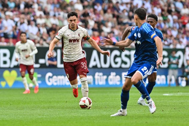 1. Fussball Bundesliga: FC Augsburg vs. FC Schalke 04, 30.08.2026 AUGSBURG, GERMANY - 30. AUGUST: am Ball Fabian RIEDER (FC Augsburg 32) während dem Match der Bundesliga zwischen dem FC Augsburg und dem FC Schalke 04 am 1. Spieltag in der WWK-Arena DFL REGULATIONS PROHIBIT ANY USE OF PHOTOGRAPHS AS IMAGE SEQUENCES AND OR QUASI-VIDEO *** 1 Bundesliga Soccer: FC Augsburg vs. FC Schalke 04, August 30, 2026, AUGSBURG, GERMANY, August 30: Fabian RIEDER of FC Augsburg, age 32, is in action during the Bundesliga match between FC Augsburg and FC Schalke 04 on Matchday 1 at the WWK Arena. DFL REGULATIONS PROHIBIT ANY USE OF PHOTOGRAPHS AS IMAGE SEQUENCES AND OR AS QUASI-VIDEO Copyright: xBEAUTIFULxSPORTS Goldbergx